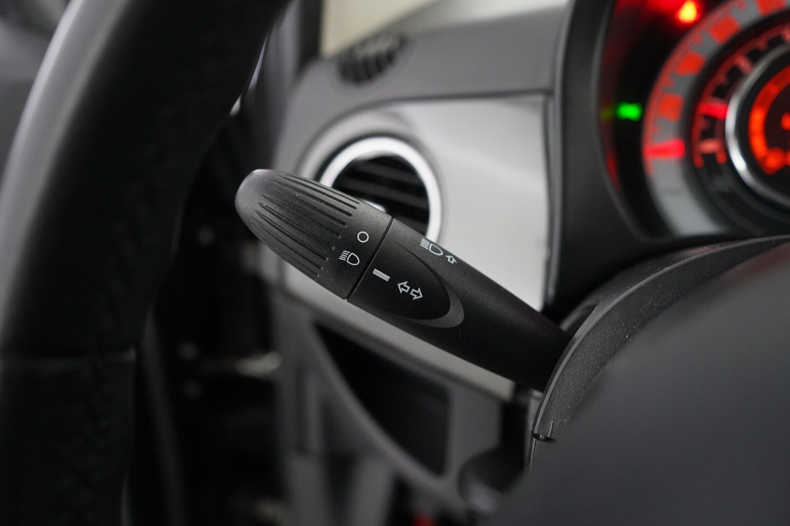 Fiat 500 2013 1.2 Lounge 8v 69hv Dualogic-aut S&S Bensiini *Kattoikkuna / Metalliväri / Siisti* - KATSO KAMPANJAHINTA! / Kahdet renkaat alumiinivantein / Hyvät huollot / Viimeisin huolto 108tkm - HULLU BLACKWEEK KORKOTARJOUS 2,49%