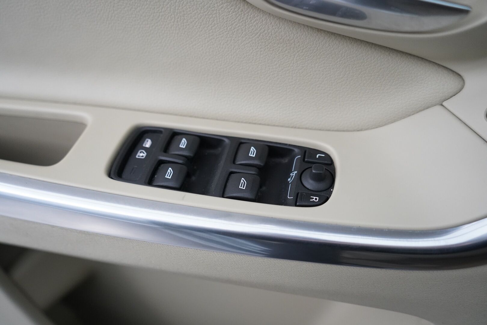 Volvo XC60 2016 D5 AWD Business Summum aut *ACC / Webasto / VOC / Vetokoukku / Ratinlämmitin* - Suomi-auto / Hyvä huoltohistoria / Kahdet OEM vanteet 