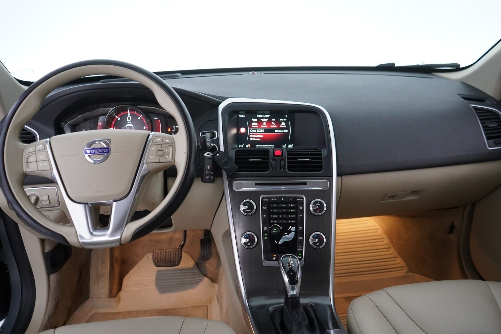 Volvo XC60 2016 D5 AWD Business Summum aut *ACC / Webasto / VOC / Vetokoukku / Ratinlämmitin* - KATSO KAMPANJAHINTA! / Suomi-auto / Hyvä huoltohistoria / Kahdet OEM vanteet  / Juuri katsastettu!