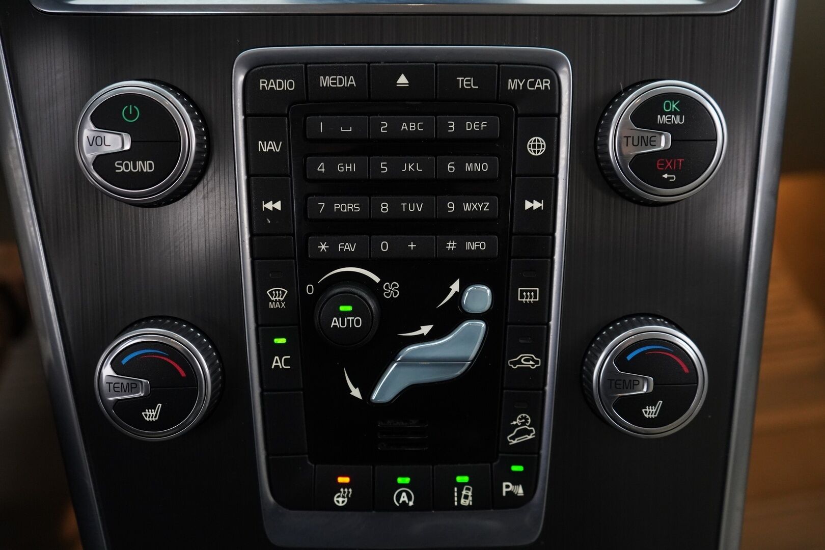 Volvo XC60 2016 D5 AWD Business Summum aut *ACC / Webasto / VOC / Vetokoukku / Ratinlämmitin* - KATSO KAMPANJAHINTA! / Suomi-auto / Hyvä huoltohistoria / Kahdet OEM vanteet - HULLUT JOULUT KORKOTARJOUS 2,49% 