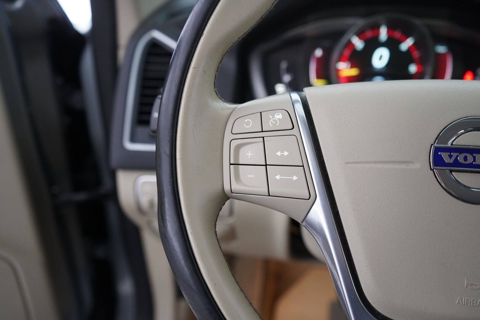 Volvo XC60 2016 D5 AWD Business Summum aut *ACC / Webasto / VOC / Vetokoukku / Ratinlämmitin* - Suomi-auto / Hyvä huoltohistoria / Kahdet OEM vanteet 