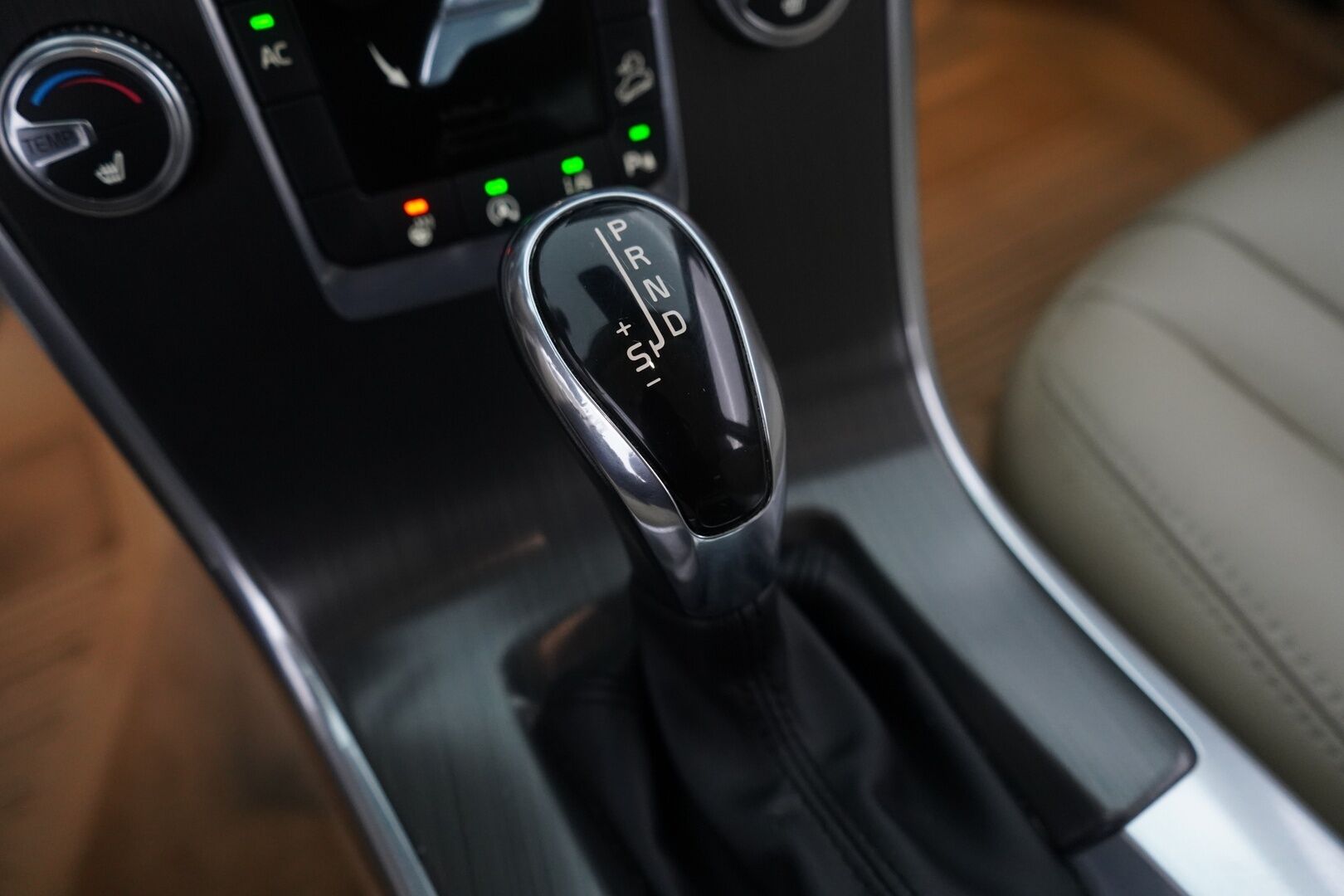 Volvo XC60 2016 D5 AWD Business Summum aut *ACC / Webasto / VOC / Vetokoukku / Ratinlämmitin* - KATSO KAMPANJAHINTA! / Suomi-auto / Hyvä huoltohistoria / Kahdet OEM vanteet  / Juuri katsastettu!