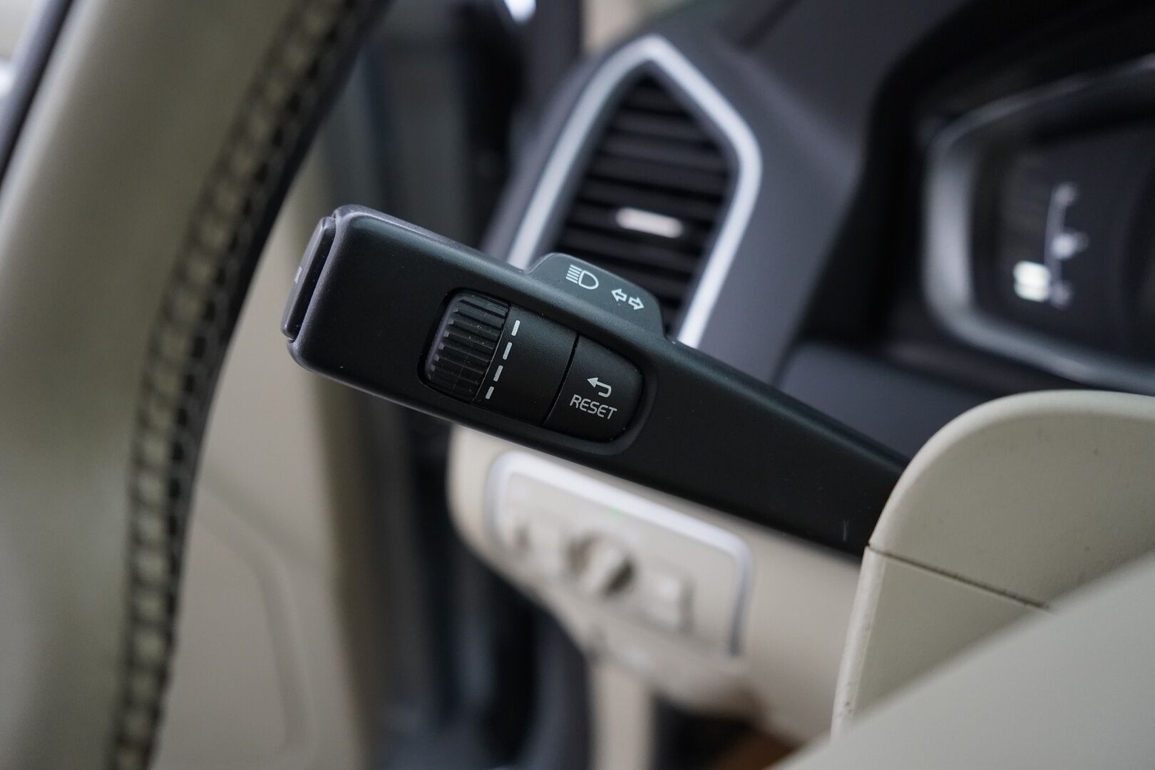 Volvo XC60 2016 D5 AWD Business Summum aut *ACC / Webasto / VOC / Vetokoukku / Ratinlämmitin* - Suomi-auto / Hyvä huoltohistoria / Kahdet OEM vanteet 
