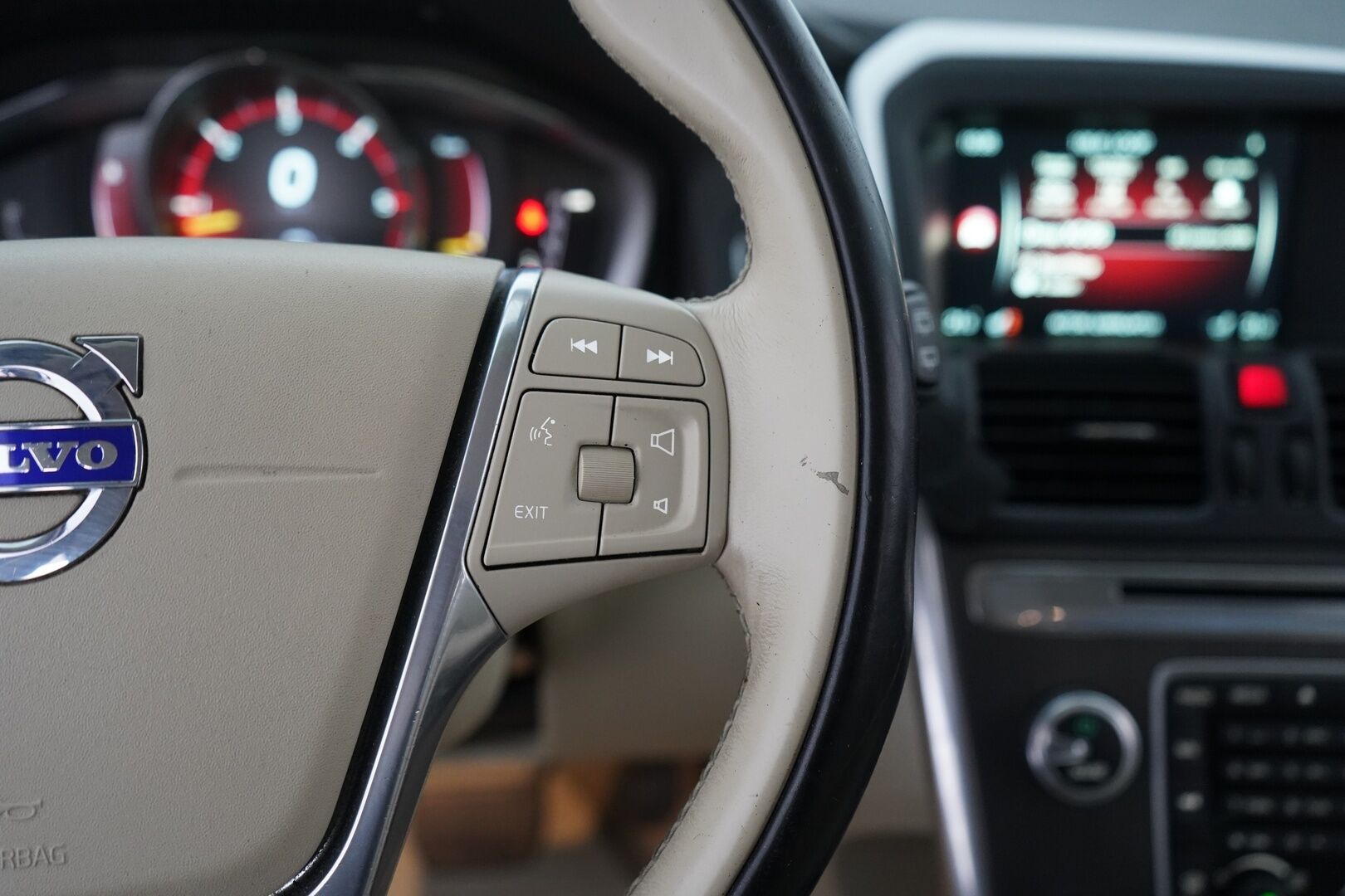 Volvo XC60 2016 D5 AWD Business Summum aut *ACC / Webasto / VOC / Vetokoukku / Ratinlämmitin* - KATSO KAMPANJAHINTA! / Suomi-auto / Hyvä huoltohistoria / Kahdet OEM vanteet - HULLUT JOULUT KORKOTARJOUS 2,49% 