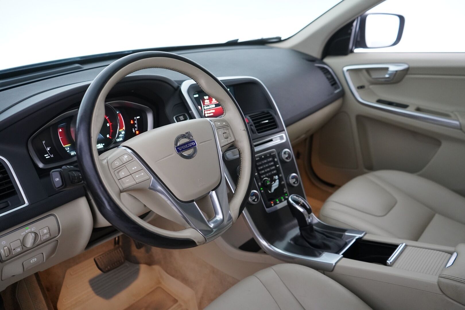 Volvo XC60 2016 D5 AWD Business Summum aut *ACC / Webasto / VOC / Vetokoukku / Ratinlämmitin* - Suomi-auto / Hyvä huoltohistoria / Kahdet OEM vanteet 