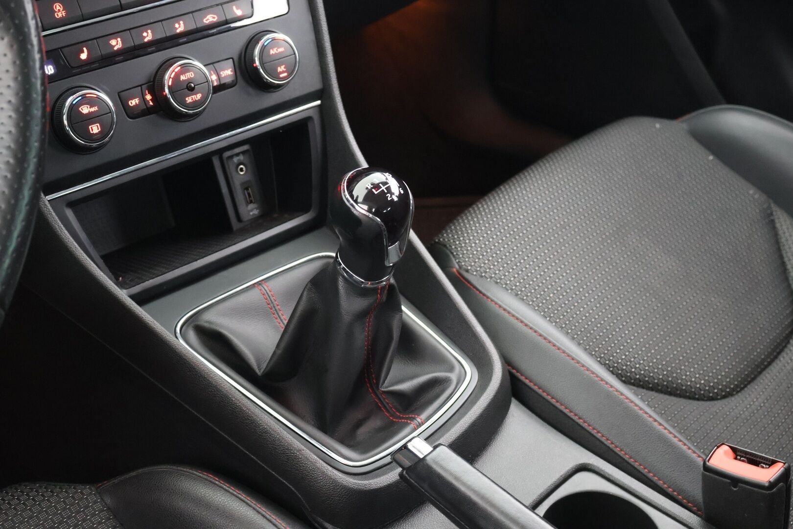 Seat Leon ST 2016 1,8 TSI 180 FR - | Suomi-Auto | Lohko + sis. pistoke | Puolinahat | Vakkari | LED