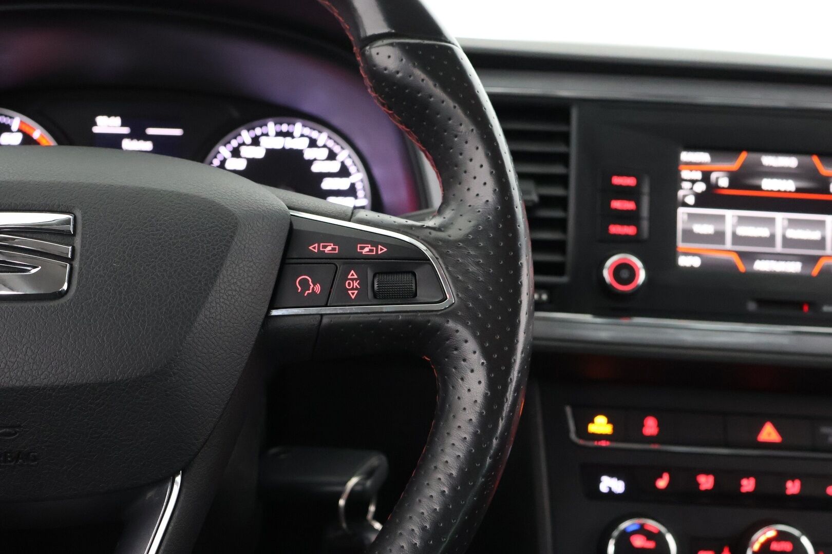 Seat Leon ST 2016 1,8 TSI 180 FR - | Suomi-Auto | Lohko + sis. pistoke | Puolinahat | Vakkari | LED