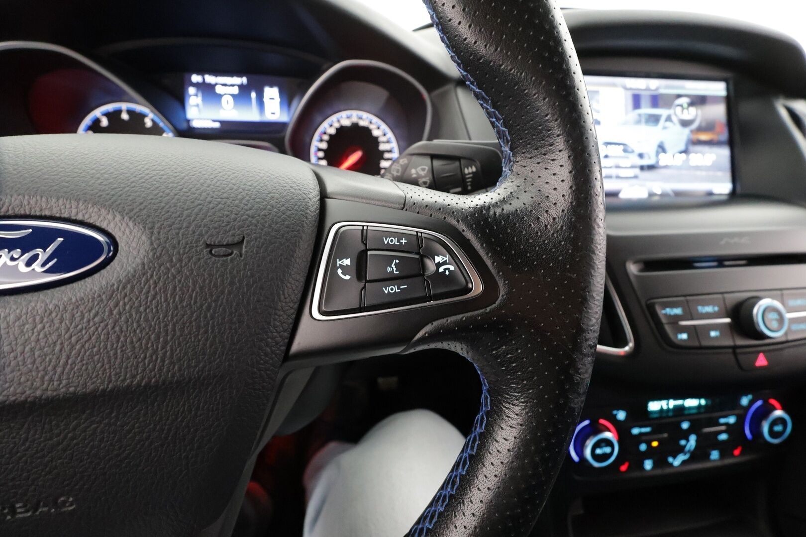 Ford Focus 2016 2,3 EcoBoost 350 hv start/stop M6 RS * Lohkolämmitin / Xenon / P.tutka / Vakkari / Launch Control / Bluetooth * - Suomi-auto / Kahdet renkaat / Merkkihuollettu!