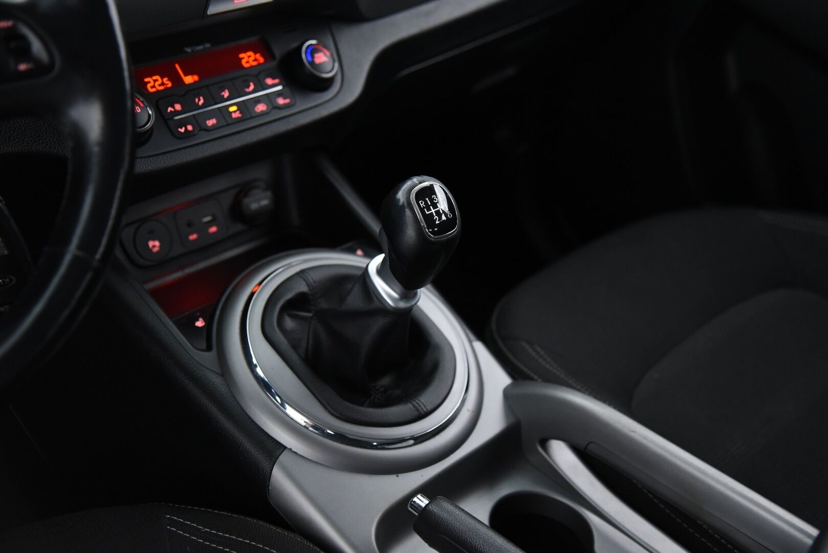 Kia Sportage 2015 1,6 ISG Urban Active EcoDynamics / Vetokoukku / P-Tutka / Lämmitettävä ratti / LED-Lisävalo / - Hyvä huoltohistoria! / Suomi-auto - HULLUT AVAJAISHULINAT KORKOTARJOUS 3,29 %