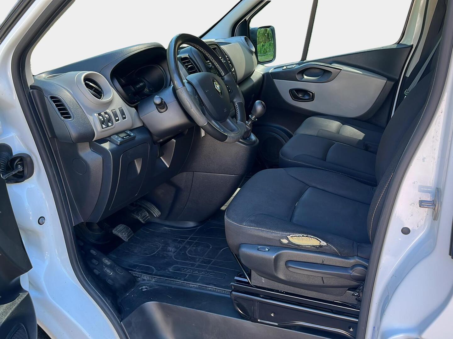Renault Trafic Passenger 2016, kuva 4/29
