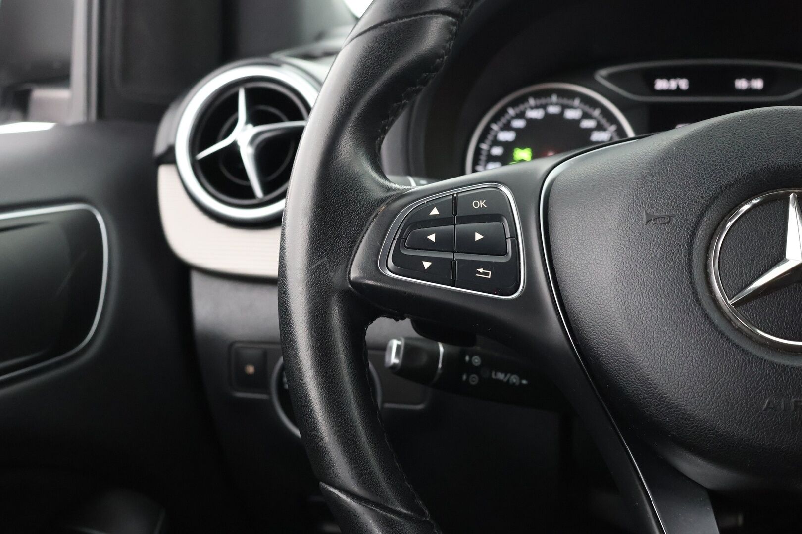 Mercedes-Benz B 2017 180 A Premium Business - | LED High Perf. | P-Kamera | Suomi-Auto | Apple&Android | Lohko + sis. |