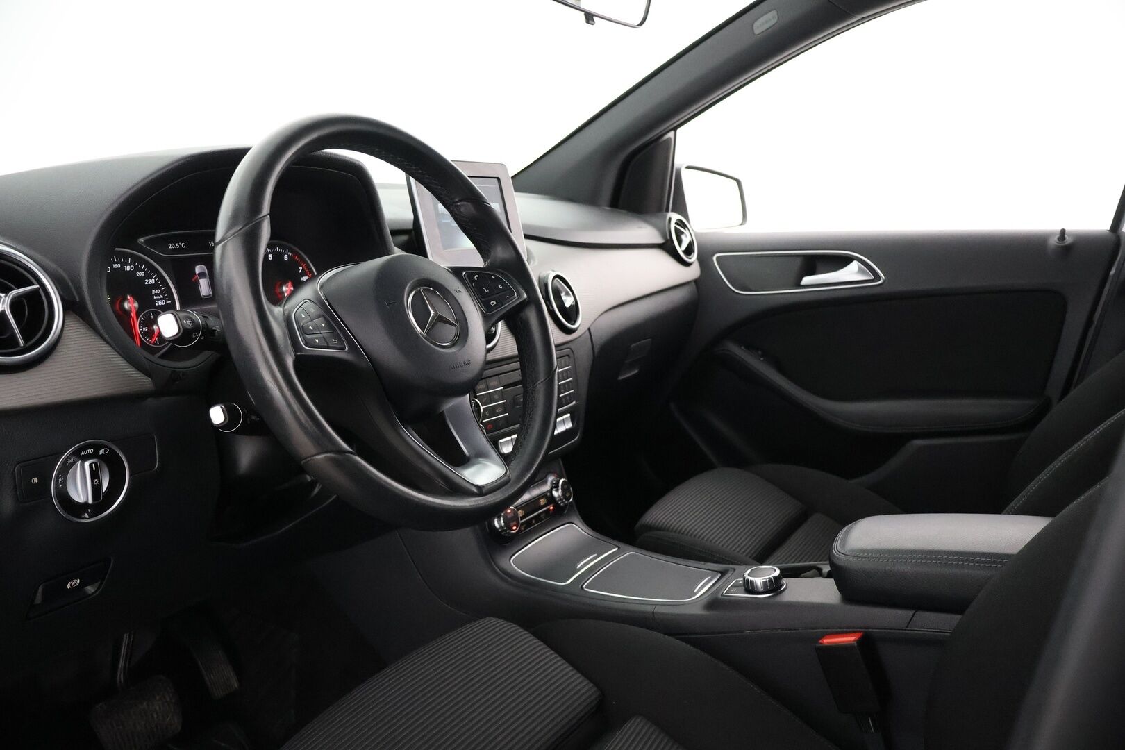 Mercedes-Benz B 2017 180 A Premium Business - | LED High Perf. | P-Kamera | Suomi-Auto | Apple&Android | Lohko + sis. |