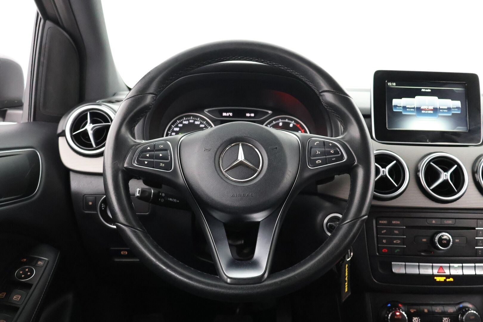 Mercedes-Benz B 2017 180 A Premium Business - | LED High Perf. | P-Kamera | Suomi-Auto | Apple&Android | Lohko + sis. |