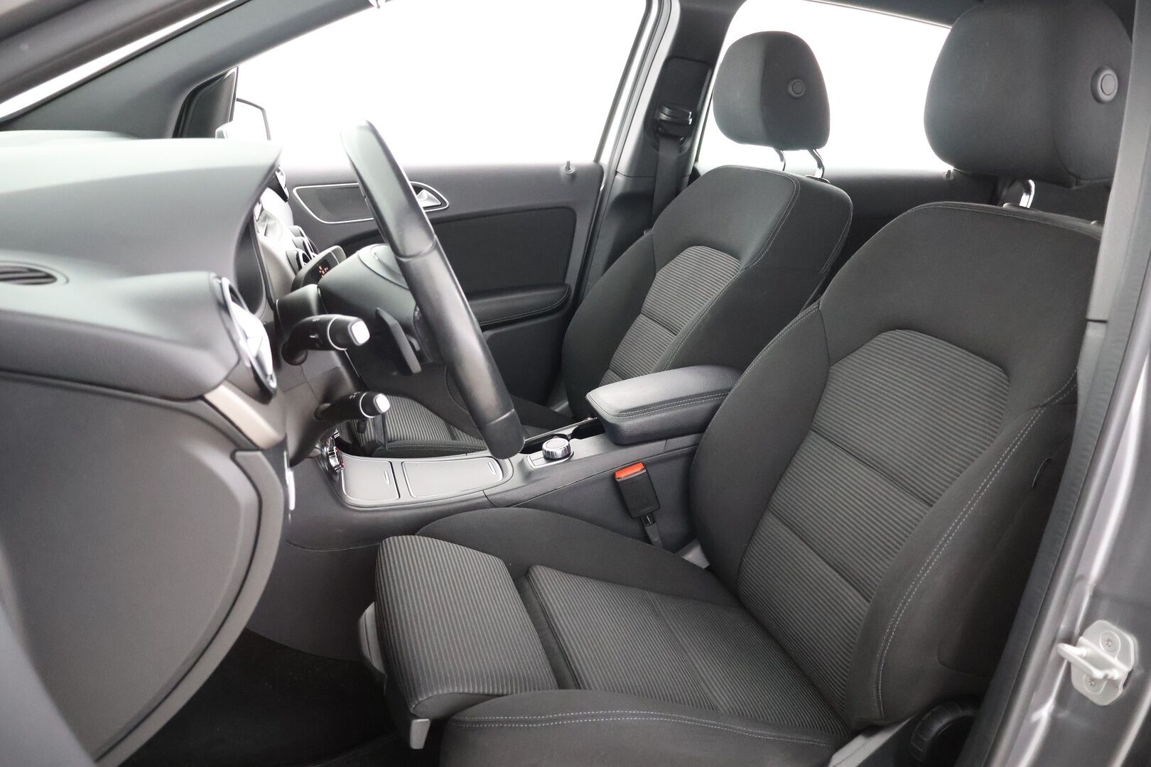 Mercedes-Benz B 2017 180 A Premium Business - | LED High Perf. | P-Kamera | Suomi-Auto | Apple&Android | Lohko + sis. |