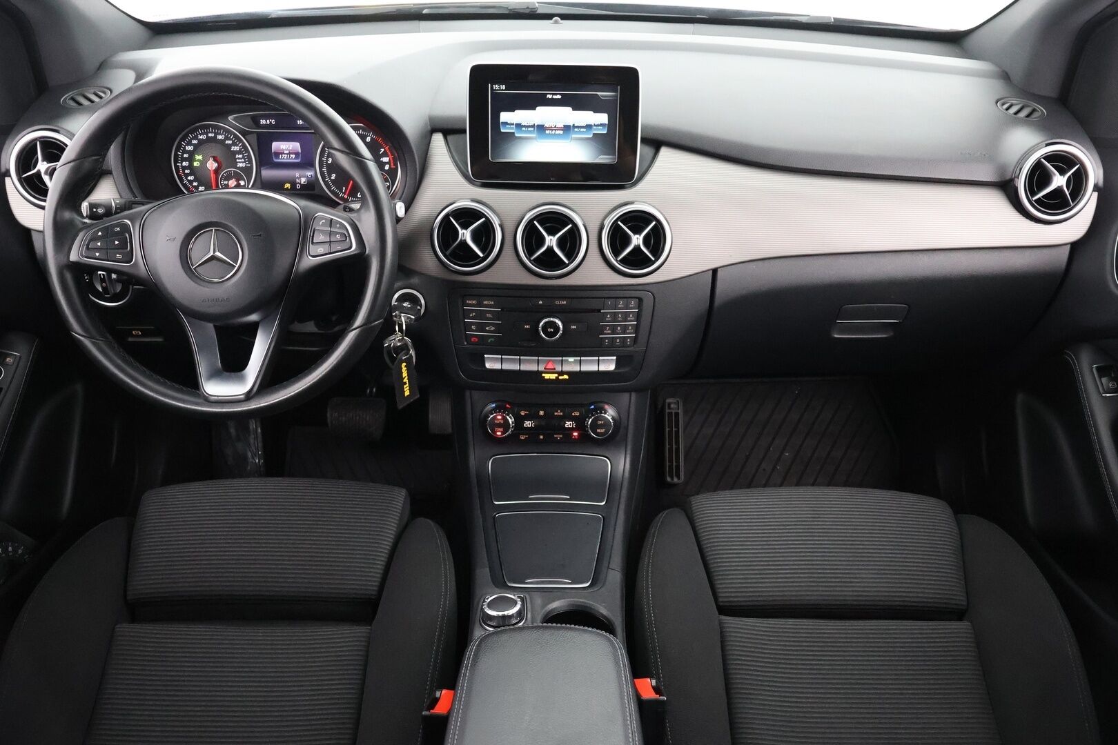 Mercedes-Benz B 2017 180 A Premium Business - | LED High Perf. | P-Kamera | Suomi-Auto | Apple&Android | Lohko + sis. |