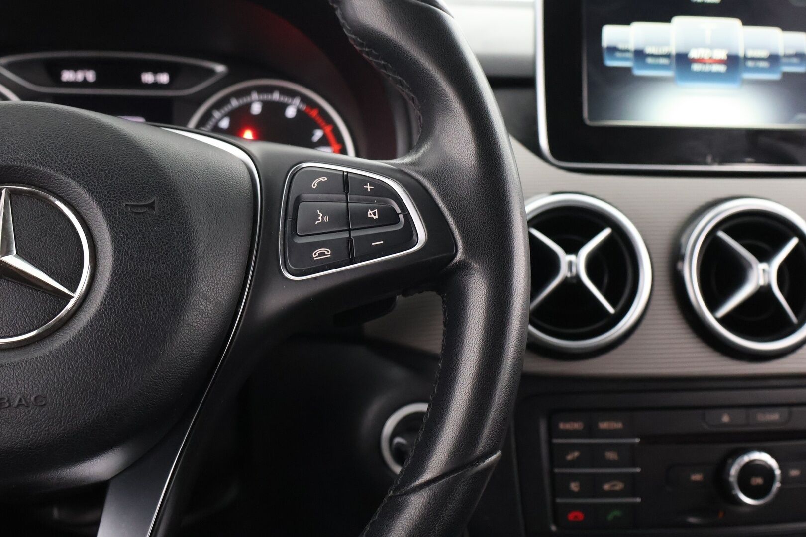 Mercedes-Benz B 2017 180 A Premium Business - | LED High Perf. | P-Kamera | Suomi-Auto | Apple&Android | Lohko + sis. |