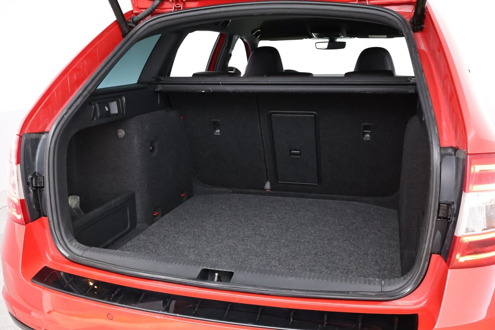 Skoda Octavia 2016 Combi 2,0 TSI RS 230 DSG Autom. - Webasto | Vetokoukku | ACC | Nahkasisusta | Muistipenkki | Bi-Xenon | Lämmitettävä tuulilasi | Juuri tullut Tampereelle!