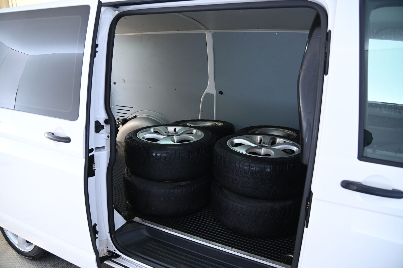 Volkswagen Transporter 2017 umpipakettiauto pitkä 2,0 TDI 110 kW 3200kg *Webasto / Koukku / Navi / P*kamera / Äänieristetty* - *AppleCarplay / Pariovet / Lohko / Invertteri / 3x renkaat&vanteet!*