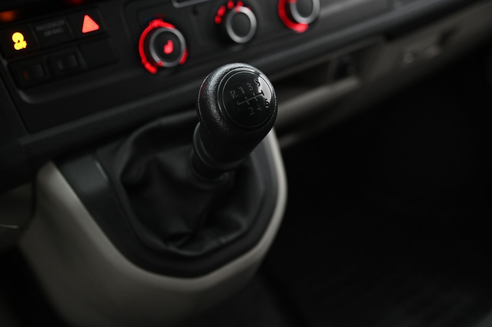 Volkswagen Transporter 2017 umpipakettiauto pitkä 2,0 TDI 110 kW 3200kg *Webasto / Koukku / Navi / P*kamera / Äänieristetty* - *AppleCarplay / Pariovet / Lohko / Invertteri / 3x renkaat&vanteet!*