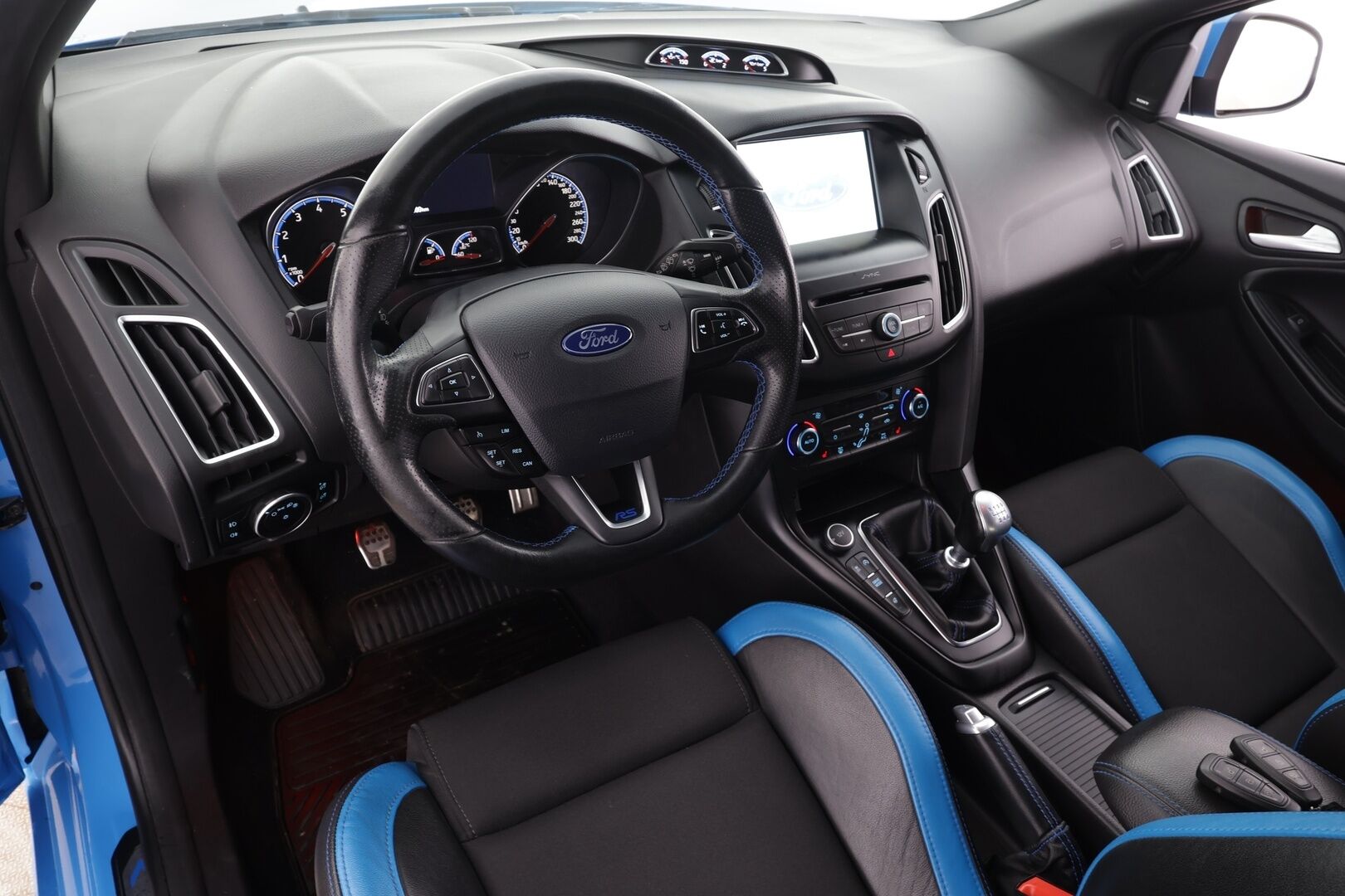 Ford Focus 2017 2,3 EcoBoost 350 hv start/stop M6 RS 5-ovinen * Vakkari / Xenon / Sporttipenkit / P.kamera / Sony* - Kahdet renkaat / Suomi-auto