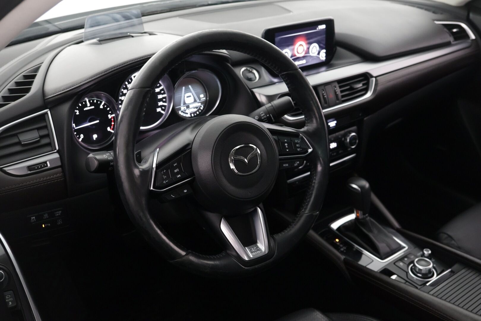Mazda Mazda6 2017 Sedan 2,2 (175) SKYACTIV-D Luxury 6AT 4ov YG1 - ACC / HUD / BLIS / Navi / Bluetooth / P.Kamera / Adapt. LED / Nahat / Irr. Koukku / 2x Renkaat aluilla! / DPF Tehty!