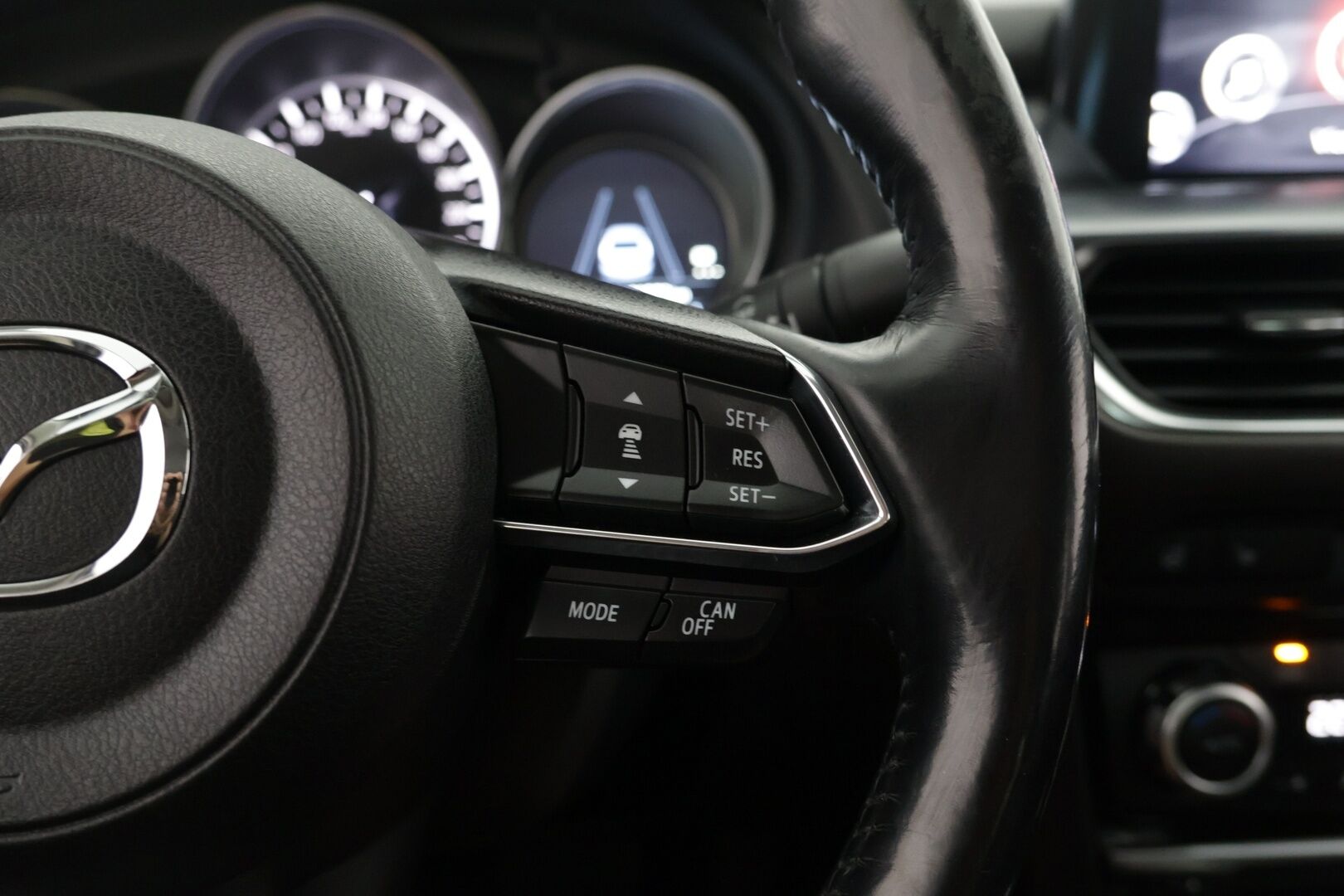 Mazda Mazda6 2017 Sedan 2,2 (175) SKYACTIV-D Luxury 6AT 4ov YG1 - ACC / HUD / BLIS / Navi / Bluetooth / P.Kamera / Adapt. LED / Nahat / Irr. Koukku / 2x Renkaat aluilla! / DPF Tehty!