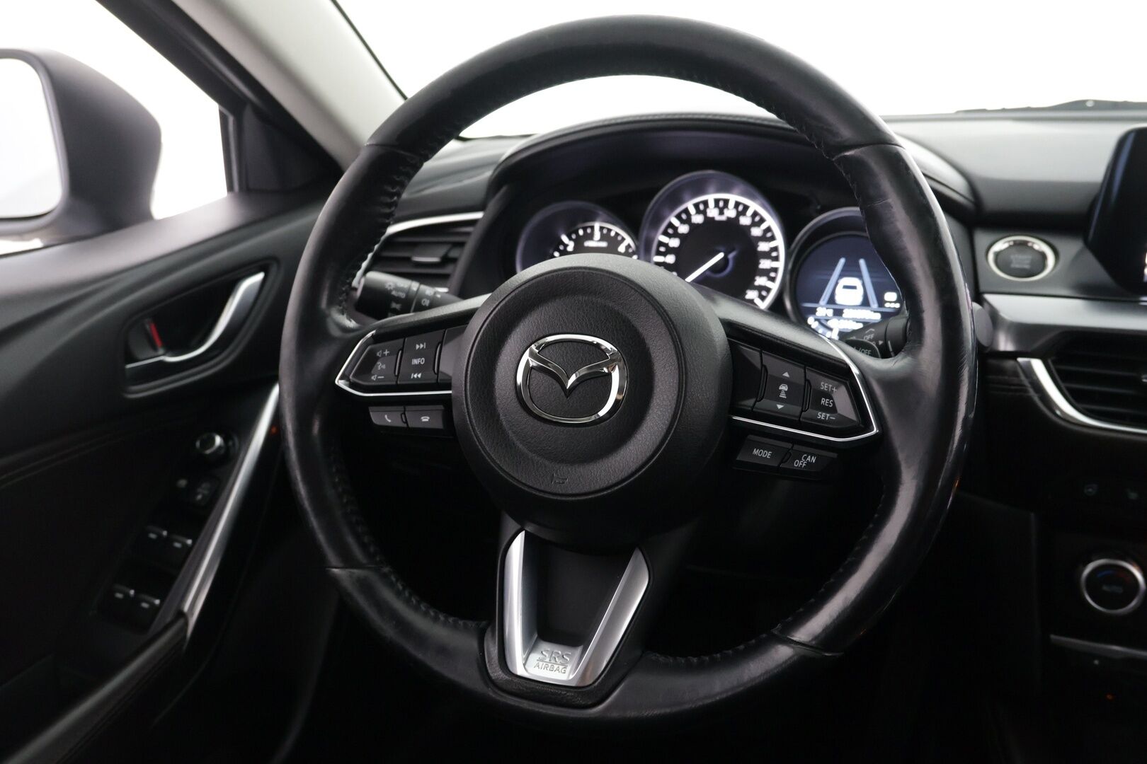 Mazda Mazda6 2017 Sedan 2,2 (175) SKYACTIV-D Luxury 6AT 4ov YG1 - ACC / HUD / BLIS / Navi / Bluetooth / P.Kamera / Adapt. LED / Nahat / Irr. Koukku / 2x Renkaat aluilla! / DPF Tehty!
