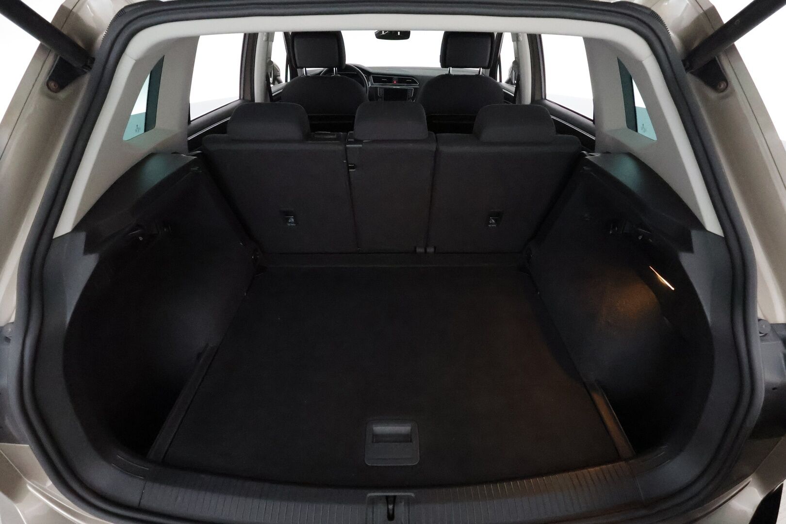 Volkswagen Tiguan 2017 Highline 2,0 TSI 132 kW 4MOTION DSG **Webasto / Adapt.Vakkari / LED-valot / 360° / Navi / Kaistavahti / KeylessGO** - Suomi-auto / Kahdet Renkaat / Merkkihuollettu!