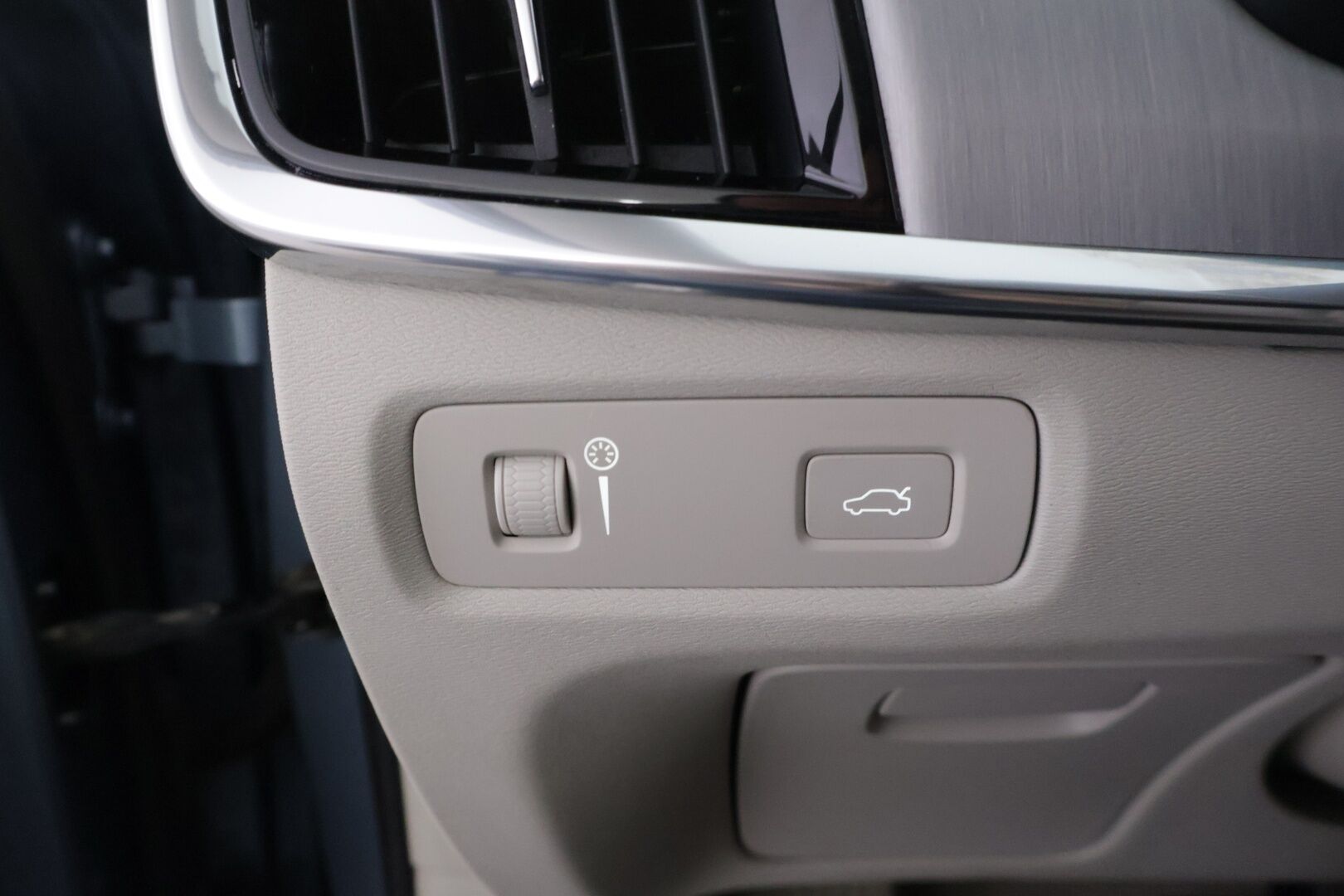 Volvo V90 2016 D5 AWD Momentum aut - Ei adblue | ACC | Pilot Assist | Webasto | Koukku | Tutkat | Vaalea sisusta | Suomi-auto | 2x vanteet & renkaat | Juuri tehty jakopää! |  