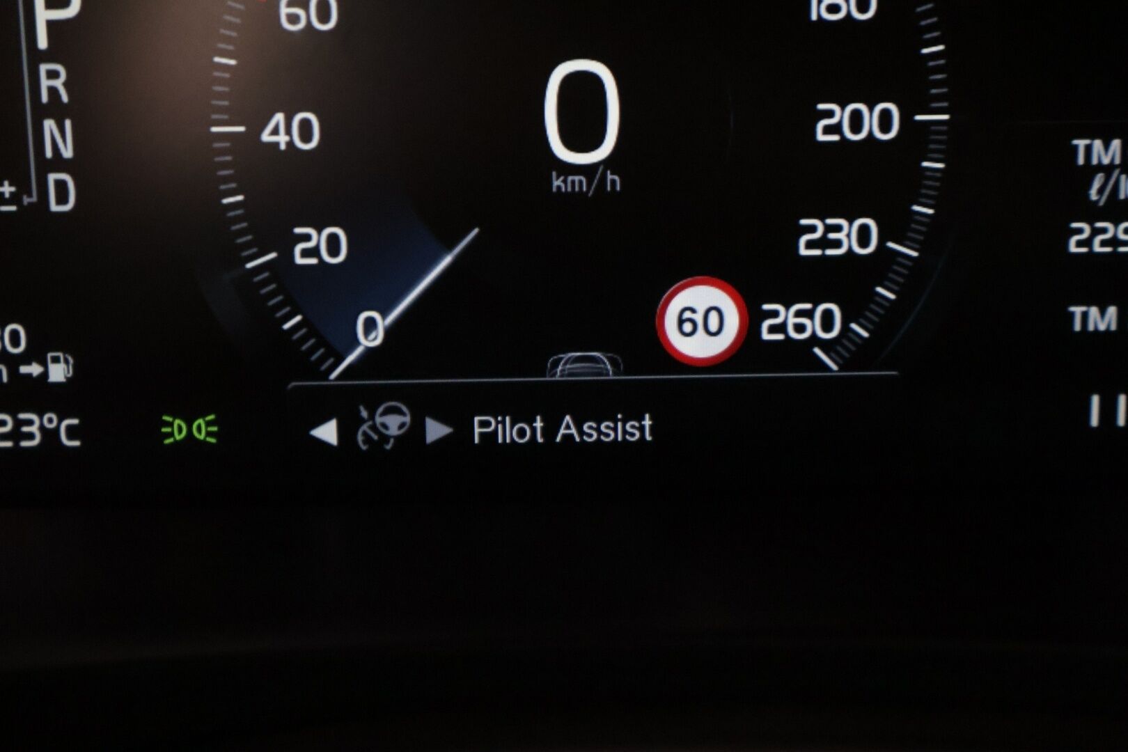 Volvo V90 2016 D5 AWD Momentum aut - Ei adblue | ACC | Pilot Assist | Webasto | Koukku | Tutkat | Vaalea sisusta | Suomi-auto | 2x vanteet & renkaat | Juuri tehty jakopää! |  