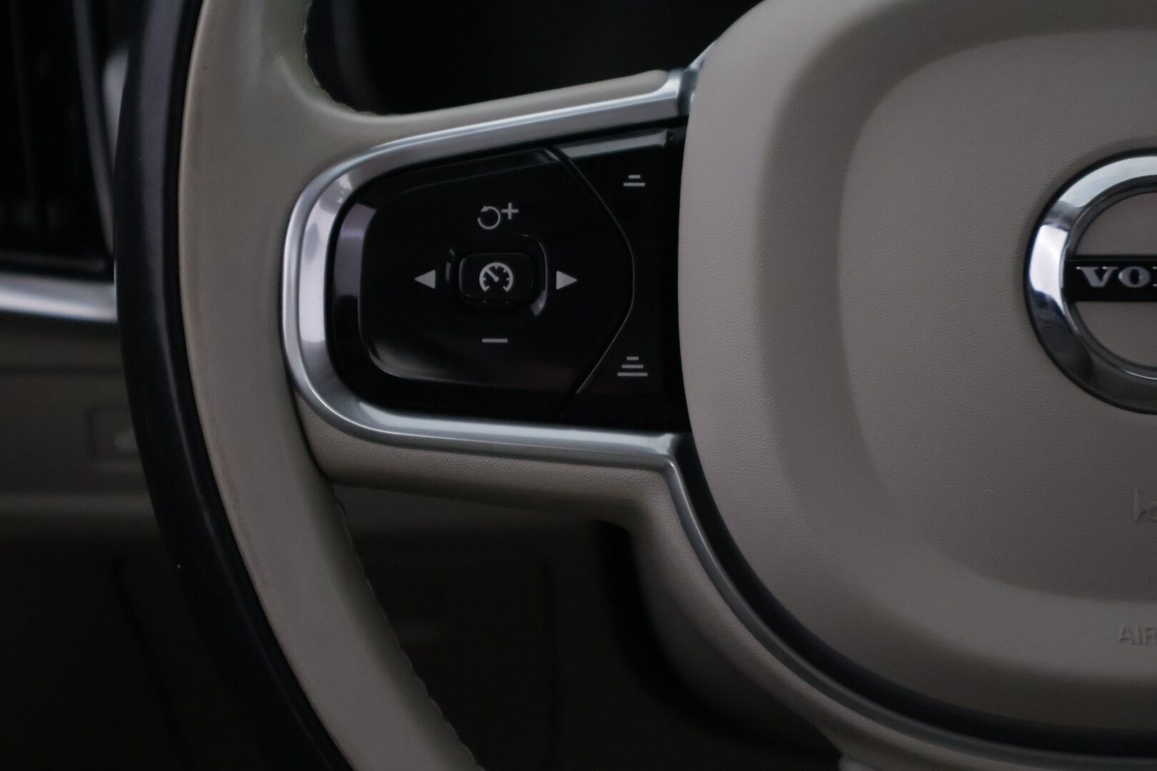Volvo V90 2016 D5 AWD Momentum aut - Ei adblue | ACC | Pilot Assist | Webasto | Koukku | Tutkat | Vaalea sisusta | Suomi-auto | 2x vanteet & renkaat | Juuri tehty jakopää! |  