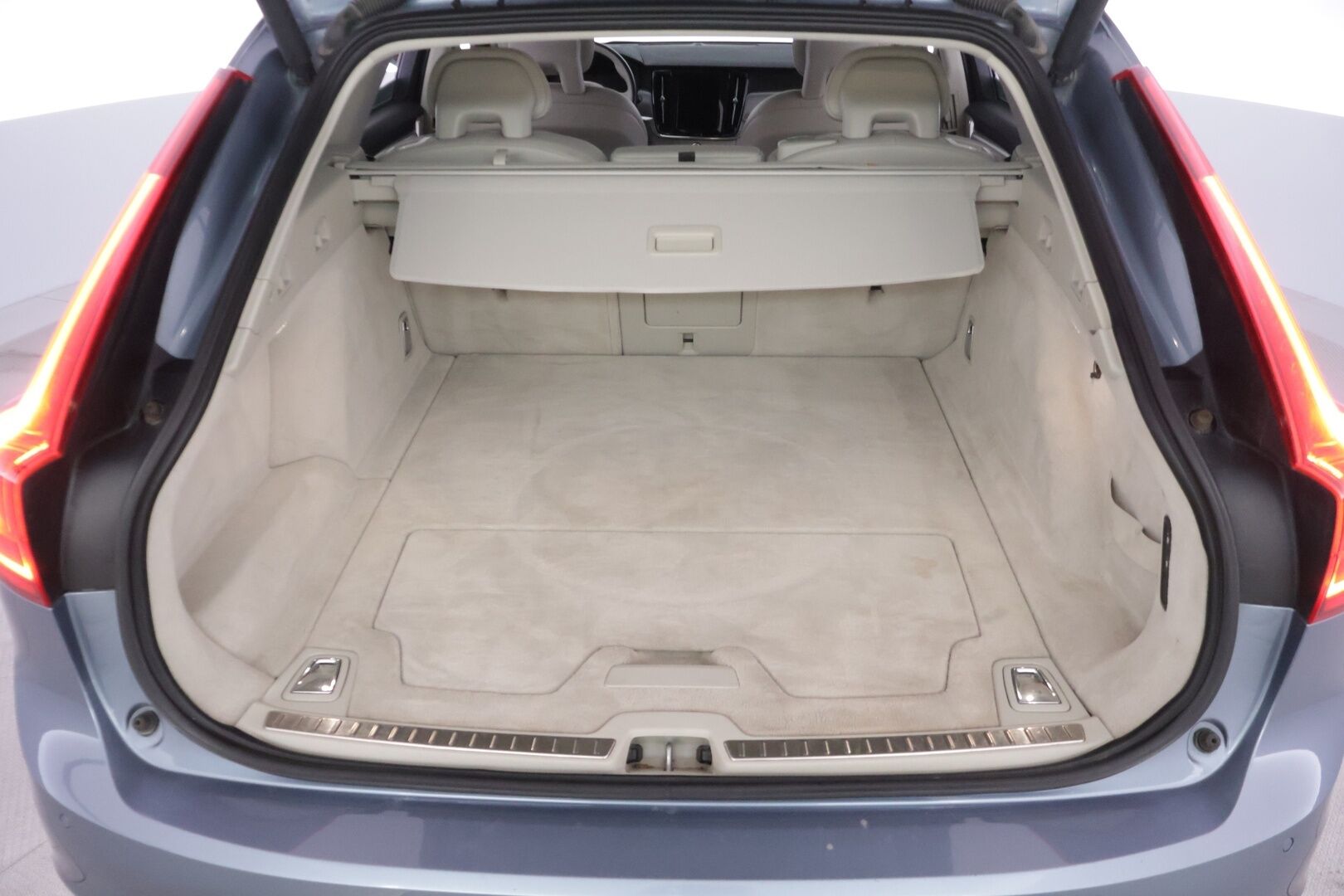 Volvo V90 2016 D5 AWD Momentum aut - Ei adblue | ACC | Pilot Assist | Webasto | Koukku | Tutkat | Vaalea sisusta | Suomi-auto | 2x vanteet & renkaat | Juuri tehty jakopää! |  