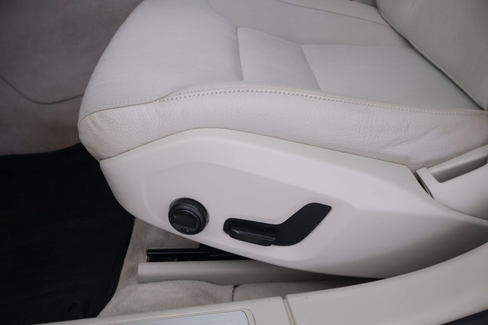 Volvo V90 2016 D5 AWD Momentum aut - Ei adblue | ACC | Pilot Assist | Webasto | Koukku | Tutkat | Vaalea sisusta | Suomi-auto | 2x vanteet & renkaat | Juuri tehty jakopää! |  