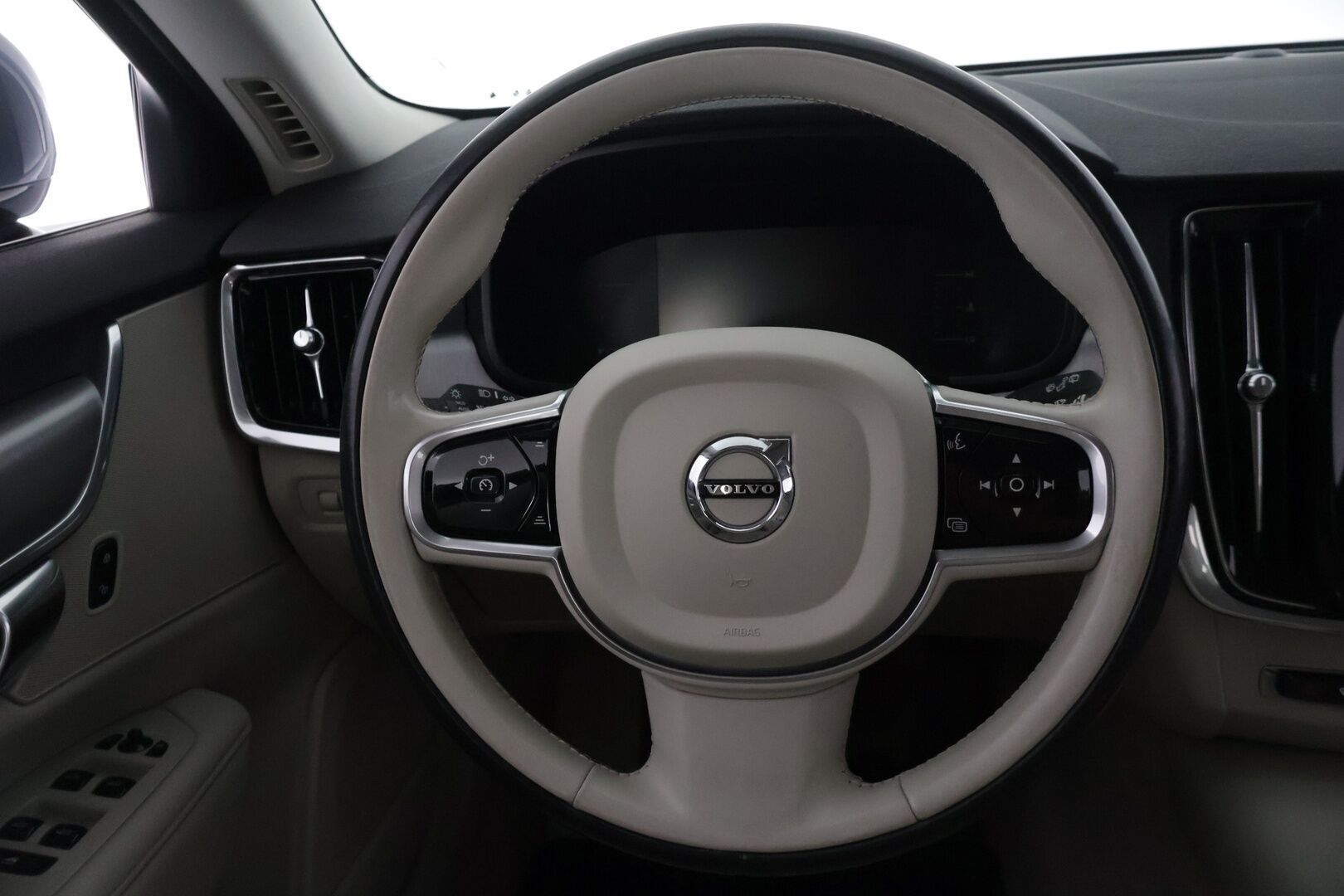 Volvo V90 2016 D5 AWD Momentum aut - Ei adblue | ACC | Pilot Assist | Webasto | Koukku | Tutkat | Vaalea sisusta | Suomi-auto | 2x vanteet & renkaat | Juuri tehty jakopää! |  