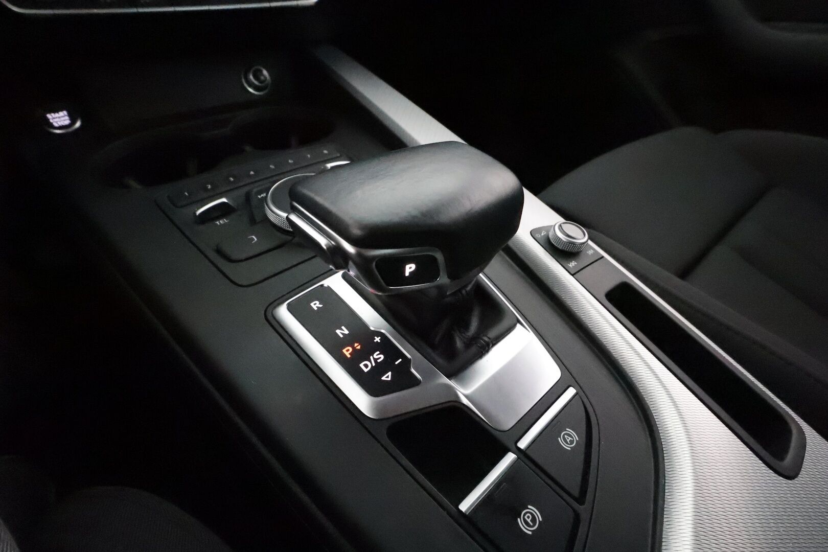 Audi A4 2017 Sedan First Edition Business Sport 2,0 TDI 140 kW quattro S tronic **Sporttipenkit / LED / P.tutkat / Vakkari** - 1.Om Suomi-auto / Kahdet renkaat aluvanteilla / Merkkihuollettu