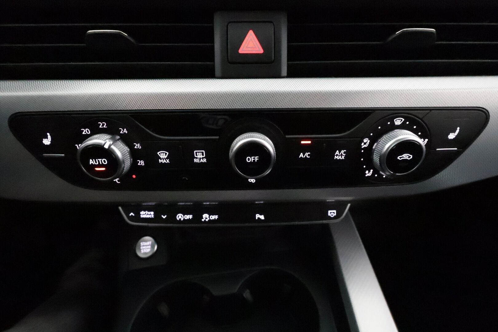 Audi A4 2017 Sedan First Edition Business Sport 2,0 TDI 140 kW quattro S tronic **Vakkari / LED / P.tutkat / Sporttipenkit** - 1.Om Suomi-auto / Kahdet renkaat aluvanteilla / Merkkihuollettu