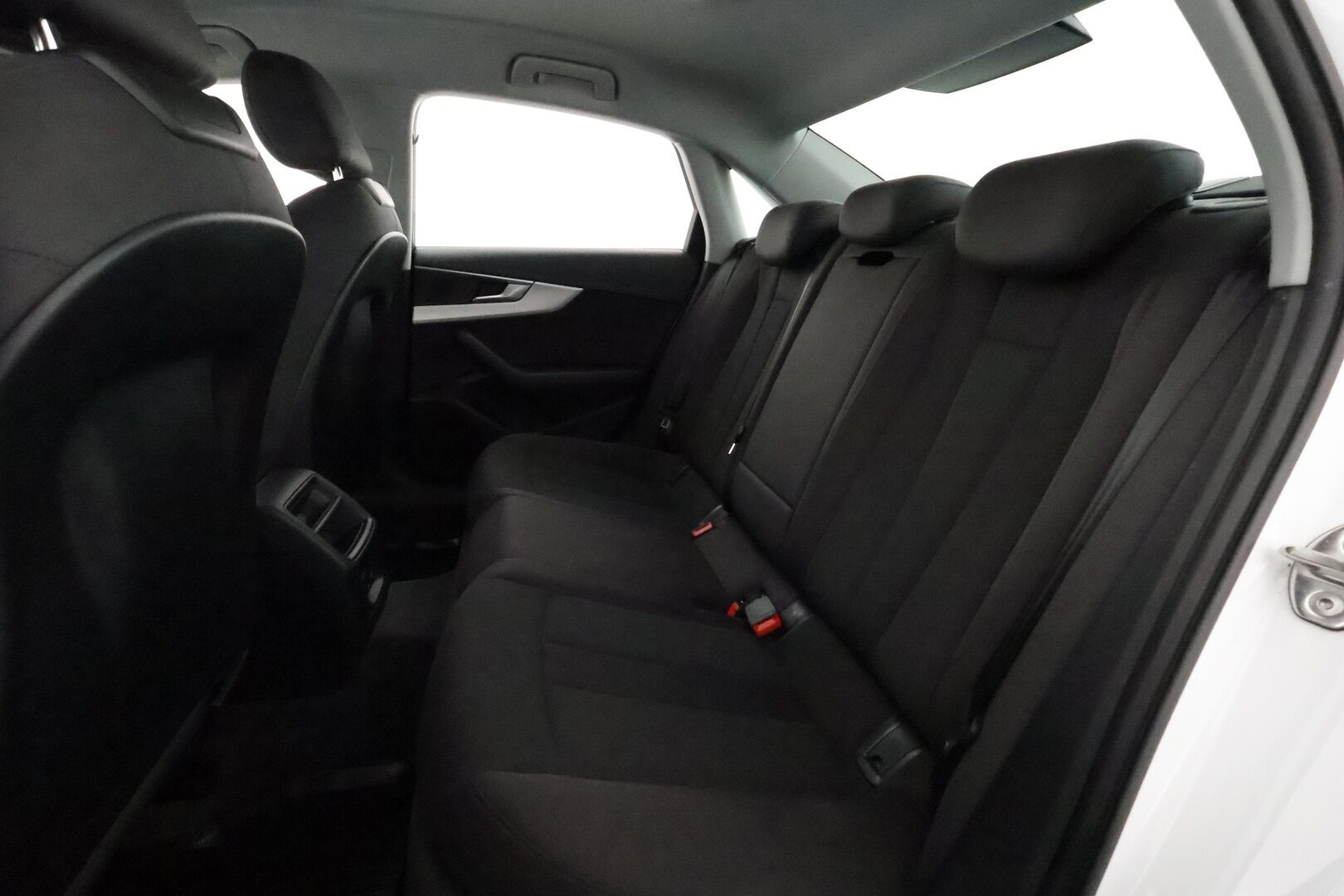 Audi A4 2017 Sedan First Edition Business Sport 2,0 TDI 140 kW quattro S tronic **Vakkari / LED / P.tutkat / Sporttipenkit** - 1.Om Suomi-auto / Kahdet renkaat aluvanteilla / Merkkihuollettu