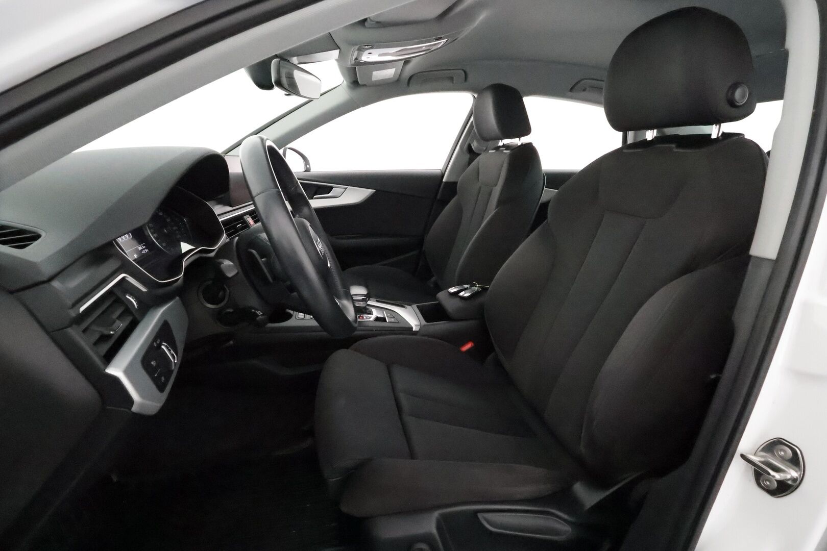 Audi A4 2017 Sedan First Edition Business Sport 2,0 TDI 140 kW quattro S tronic **Vakkari / LED / P.tutkat / Sporttipenkit** - 1.Om Suomi-auto / Kahdet renkaat aluvanteilla / Merkkihuollettu