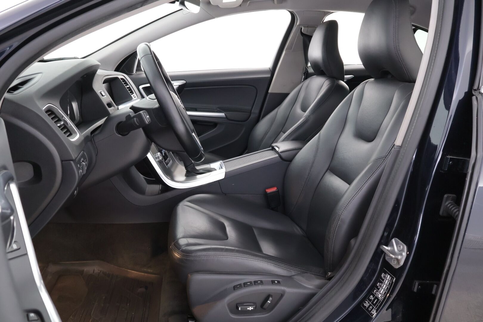 Volvo S60 2017 T4 Summum aut - Suomiauto | Webasto | High Perf Audio | Nahkasisusta | Muistipenkki | Vetokoukku | Huippuvarusteet | Juuri tullut Tampereelle! - KORKO VAIN 3,99 %