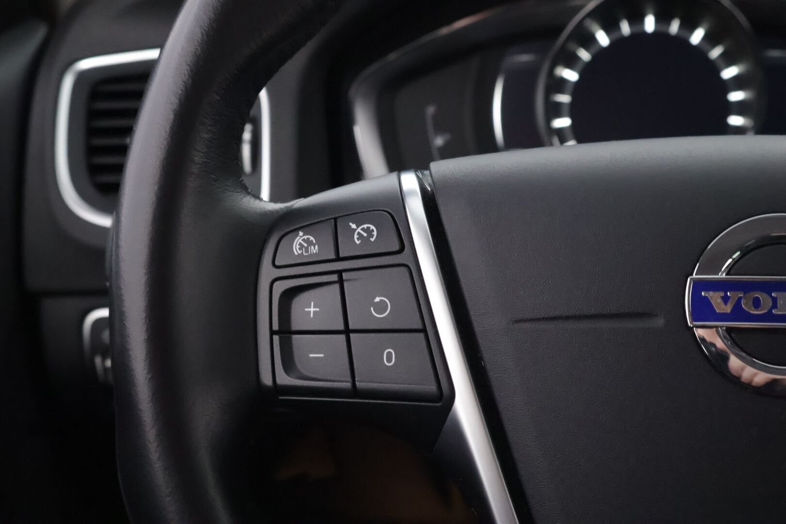 Volvo S60 2017 T4 Summum aut - Suomiauto | Webasto | High Perf Audio | Nahkasisusta | Muistipenkki | Vetokoukku | Huippuvarusteet | Juuri tullut Tampereelle! - KORKO VAIN 3,99 %