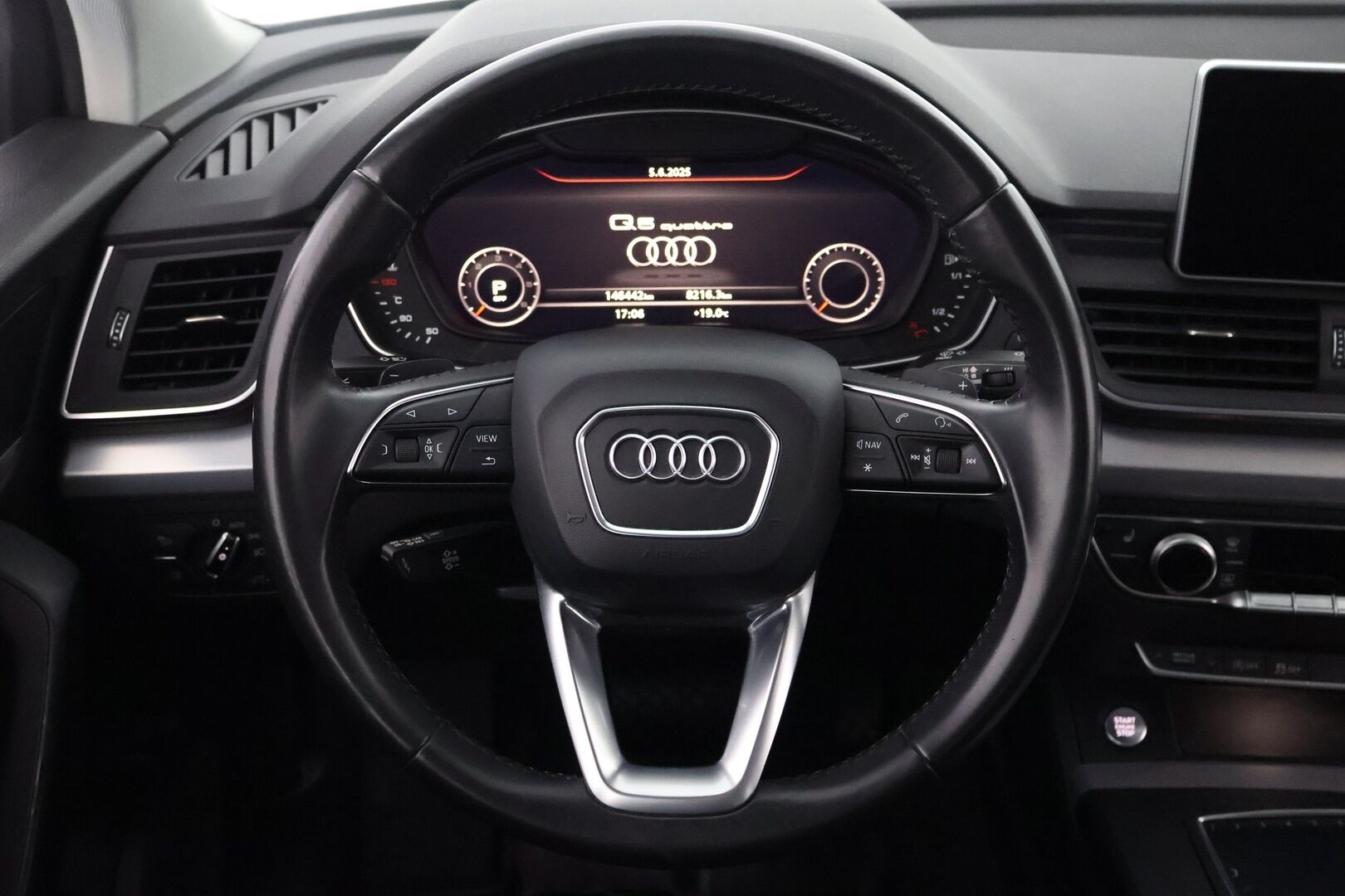 Audi Q5 2017 Business Sport 2,0 TDI 140 kW quattro S tronic - Suomiauto / Ilma-Alusta / Digital Cockpit / Vetokoukku / Nahka-Alcantara / Navi / Lohko & Sisäpistoke!