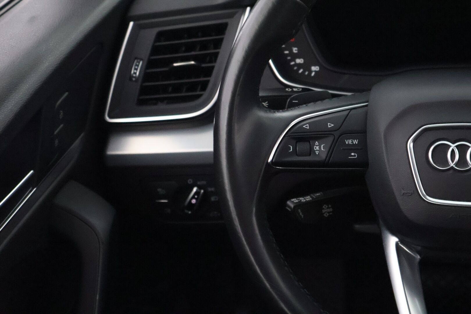 Audi Q5 2017 Business Sport 2,0 TDI 140 kW quattro S tronic - Suomiauto / Ilma-Alusta / Digital Cockpit / Vetokoukku / Nahka-Alcantara / Navi / Lohko & Sisäpistoke!