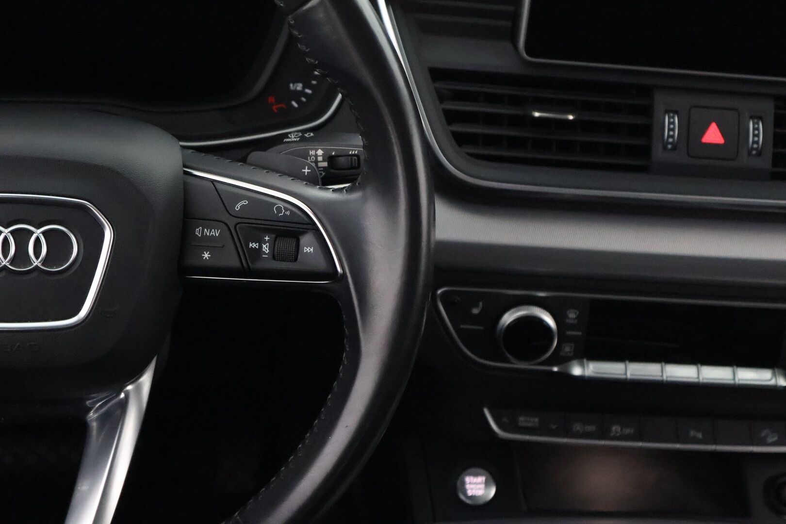 Audi Q5 2017 Business Sport 2,0 TDI 140 kW quattro S tronic - Suomiauto / Ilma-Alusta / Digital Cockpit / Vetokoukku / Nahka-Alcantara / Navi / Lohko & Sisäpistoke!