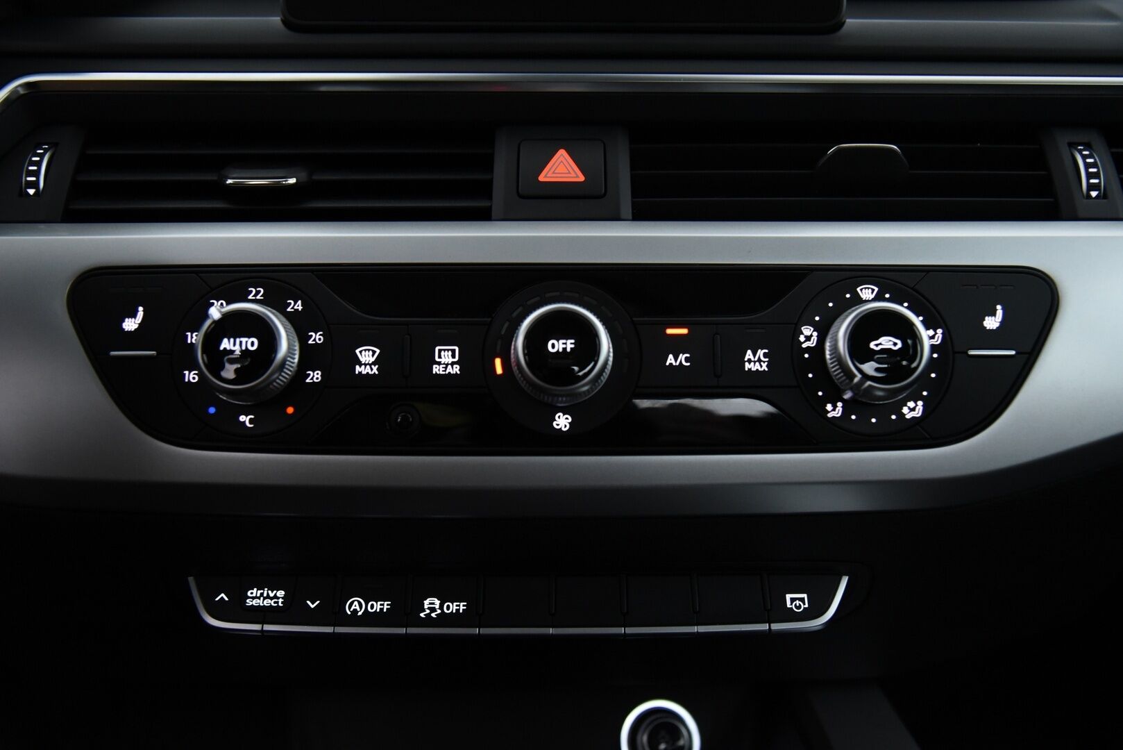 Audi A4 2016 Sedan Business 2,0 TFSI 140 kW S tronic / Webasto / LED / Koukku / Vakkari / P.tutka - Hieno Suomi-auto / 2x alumiinivanteet!