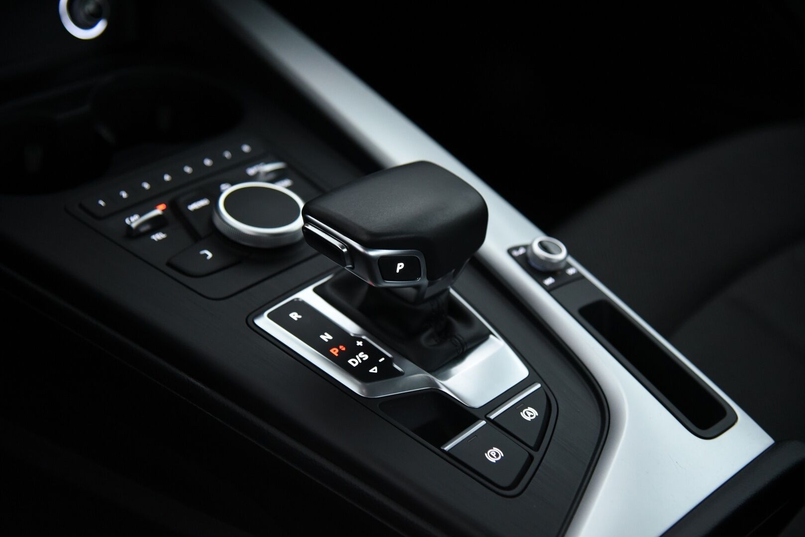 Audi A4 2016 Sedan Business 2,0 TFSI 140 kW S tronic / Webasto / LED / Koukku / Vakkari / P.tutka - Hieno Suomi-auto / 2x alumiinivanteet!