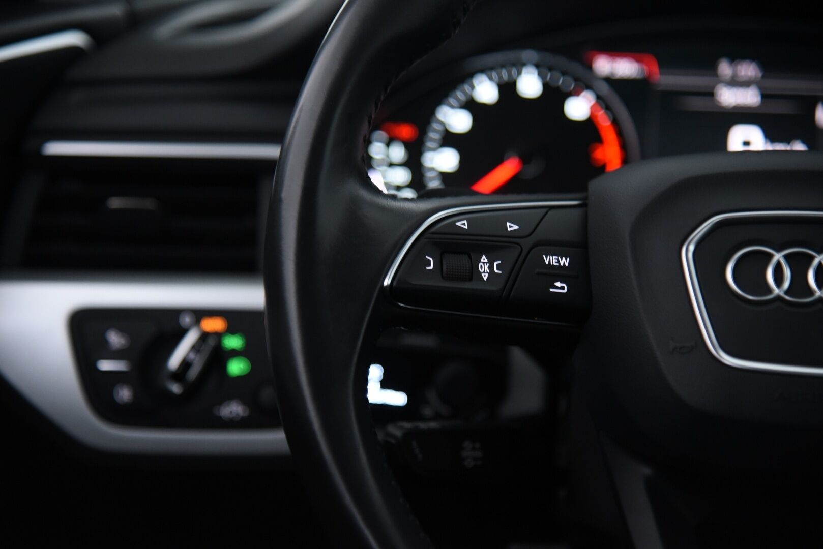 Audi A4 2016 Sedan Business 2,0 TFSI 140 kW S tronic / Webasto / LED / Koukku / Vakkari / P.tutka - Hieno Suomi-auto / 2x alumiinivanteet!