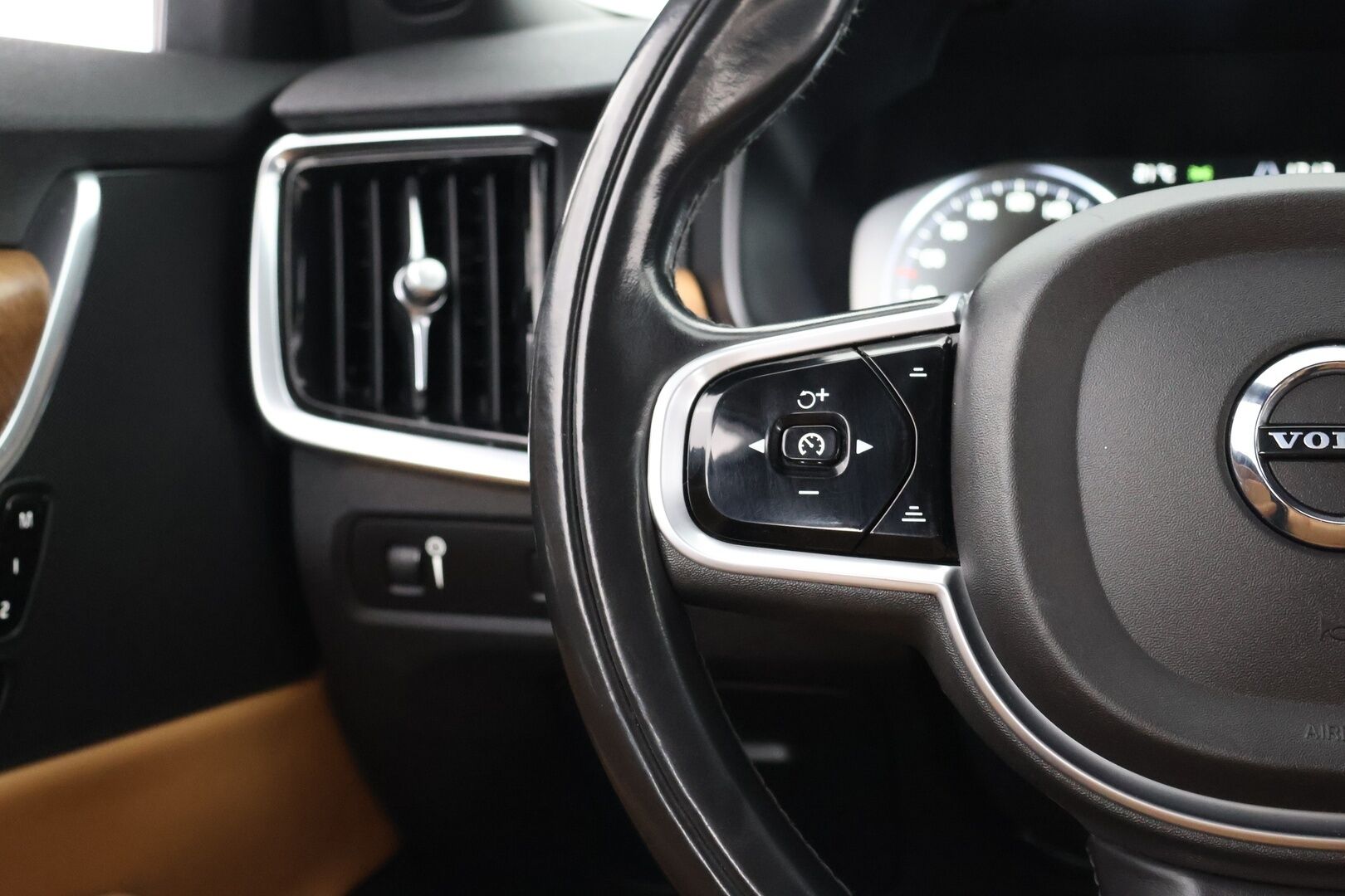 Volvo S90 2016 D5 AWD Inscription aut - ilman AD-blue järjestelmää | Suomi-Auto | ACC | 360-Kamera | Lisälämmitin | Muistipenkit | Nahkaverhoilu | Vetokoukku