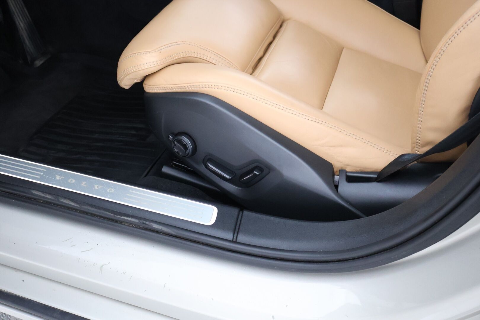 Volvo S90 2016 D5 AWD Inscription aut - ilman AD-blue järjestelmää | Suomi-Auto | ACC | 360-Kamera | Lisälämmitin | Muistipenkit | Nahkaverhoilu | Vetokoukku
