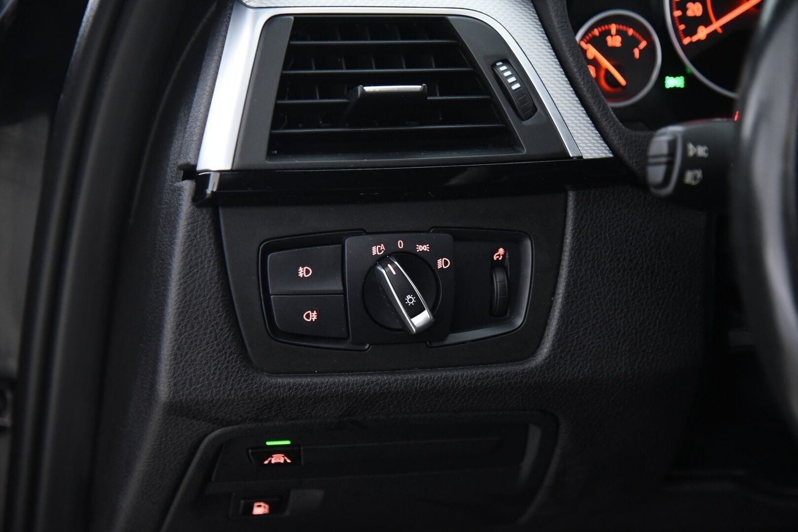 BMW 330 2017 F30 Sedan 330e A Business M Sport / Adapt. vak. / Muistipenkki / Adapt. LED / HiFi / P-Tutkat - Akku kuntotarkastettu! / Kahdet hyvät renkaat