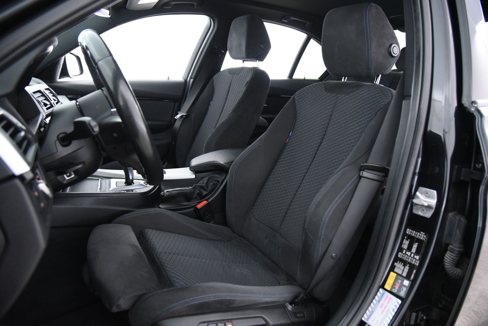 BMW 330 2017 F30 Sedan 330e A Business M Sport / Adapt. vak. / Muistipenkki / Adapt. LED / HiFi / P-Tutkat - Hyvät kesä- ja talvirenkaat BMW:n aluvanteilla!